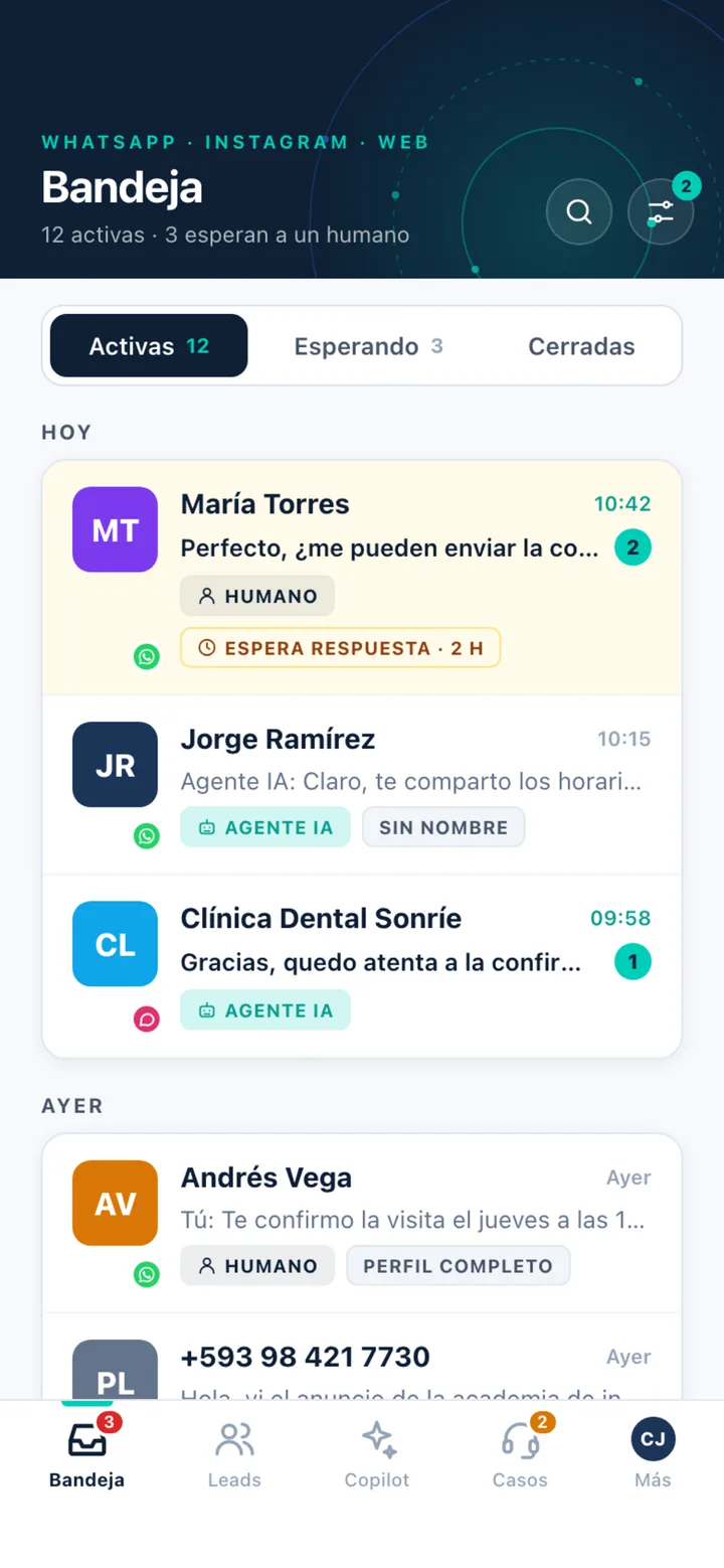 Bandeja de Atlas en el móvil: conversaciones activas de WhatsApp con etiquetas de agente IA y humano
