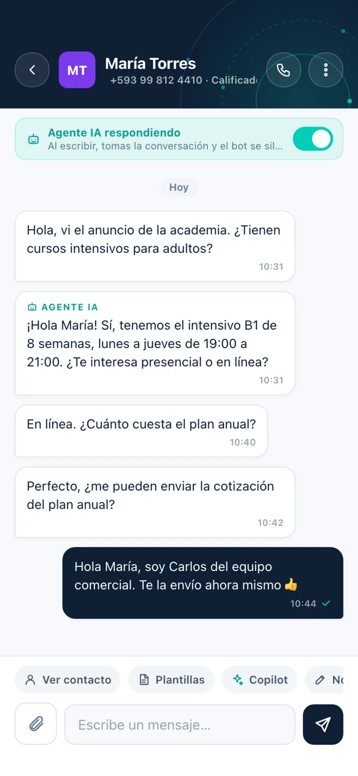 Conversación de WhatsApp con el agente de IA respondiendo